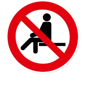 Verbotszeichen Sitzen verboten nach DIN EN ISO 7010 - P 018